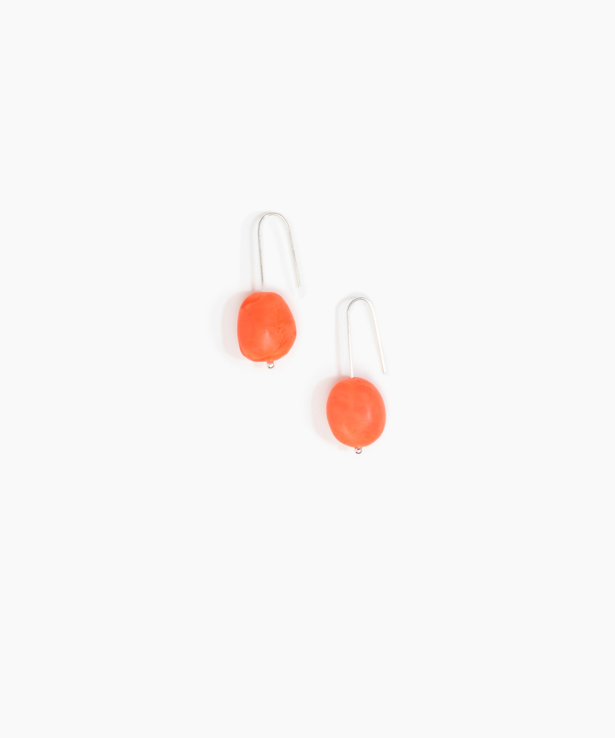 Dinosaur Designs Earth Wire Earrings in Lychee Colour resin with 925 Sterling Silver Material