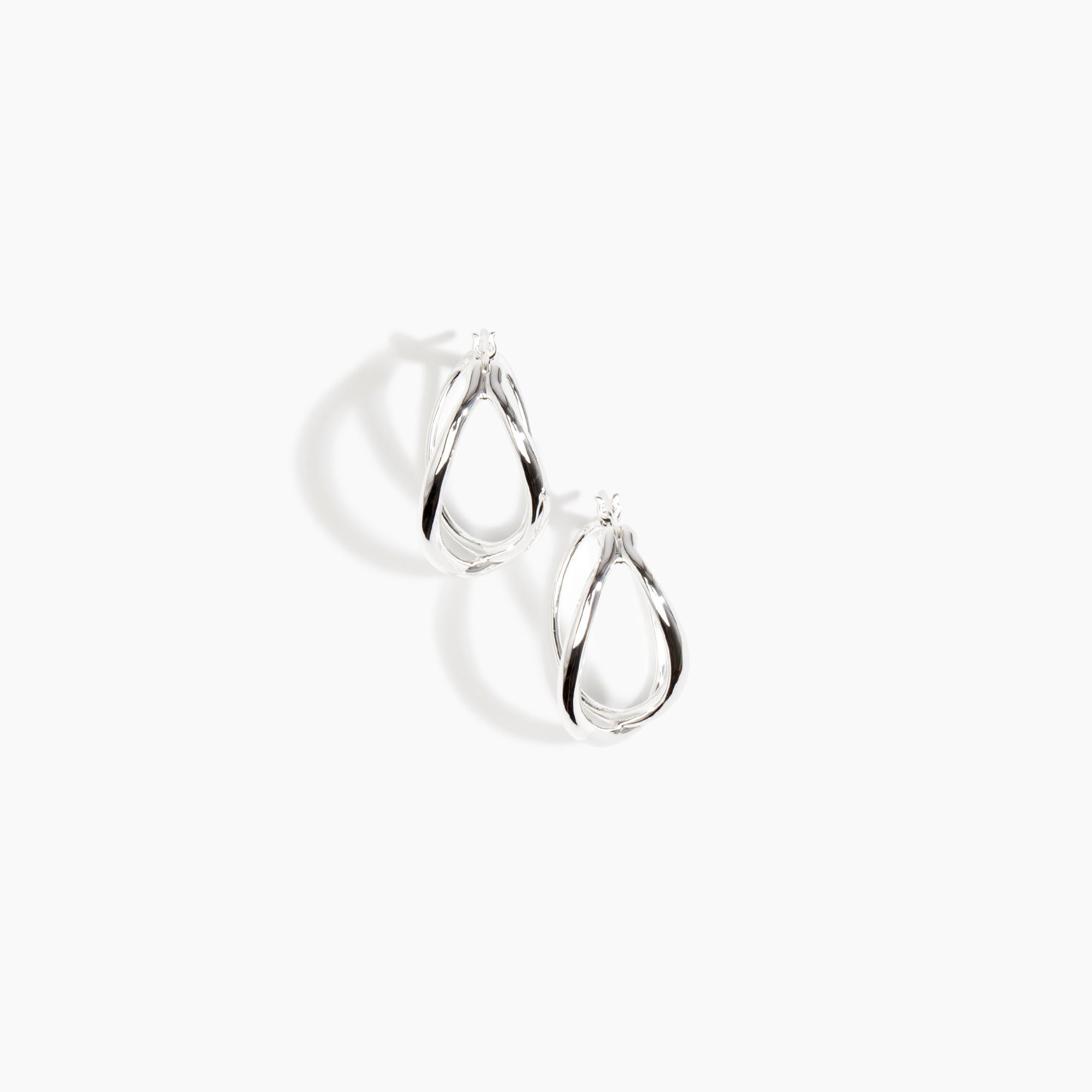 Dinosaur Designs and Alex & Trahanas Medium Corda Earrings in Silver — polished silver-toned plated hoop earrings with interlinked twisted loop design.