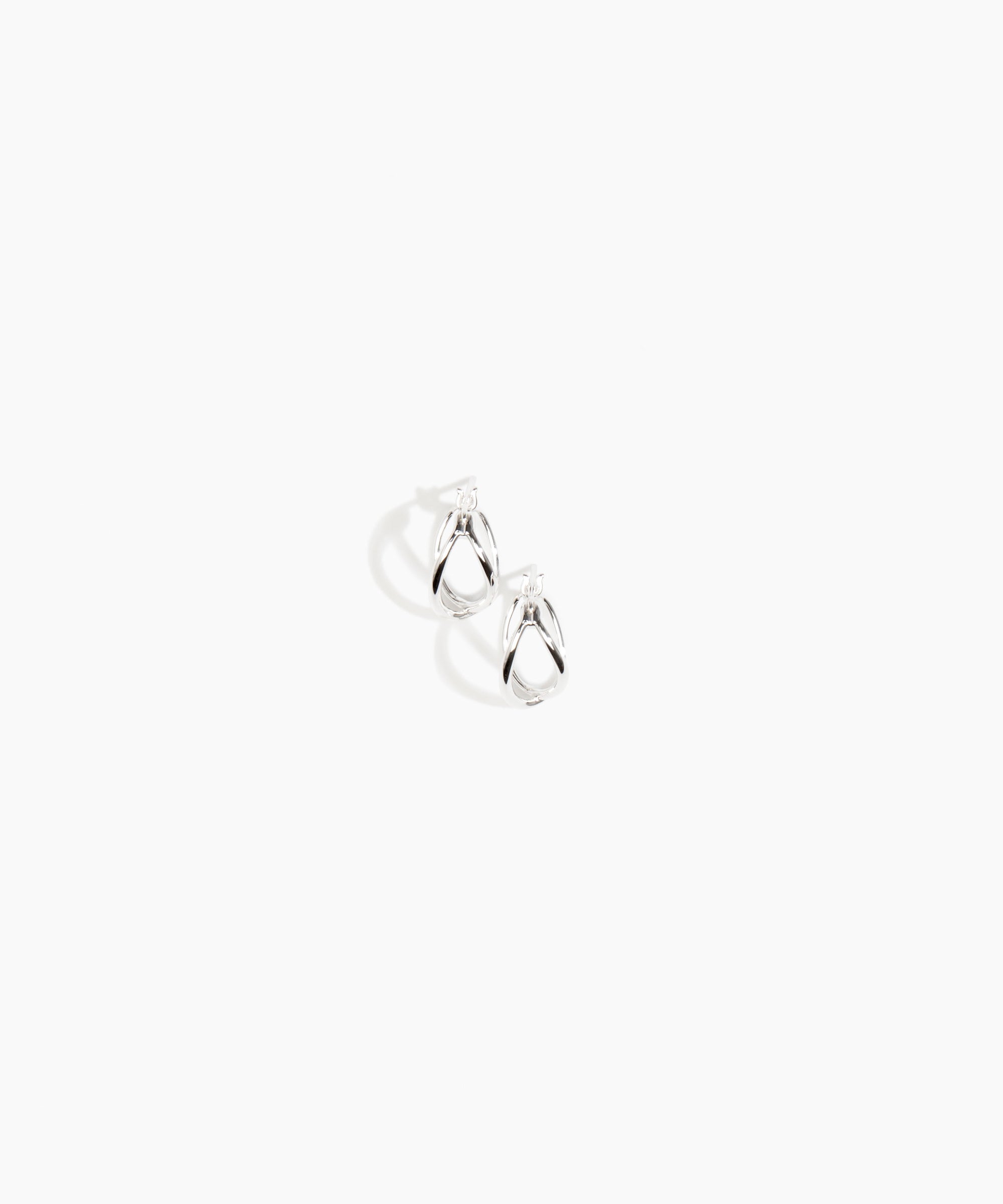 Dinosaur Designs and Alex & Trahanas Small Corda Earrings in Silver — polished silver-toned plated hoop earrings with interlinked twisted loop design