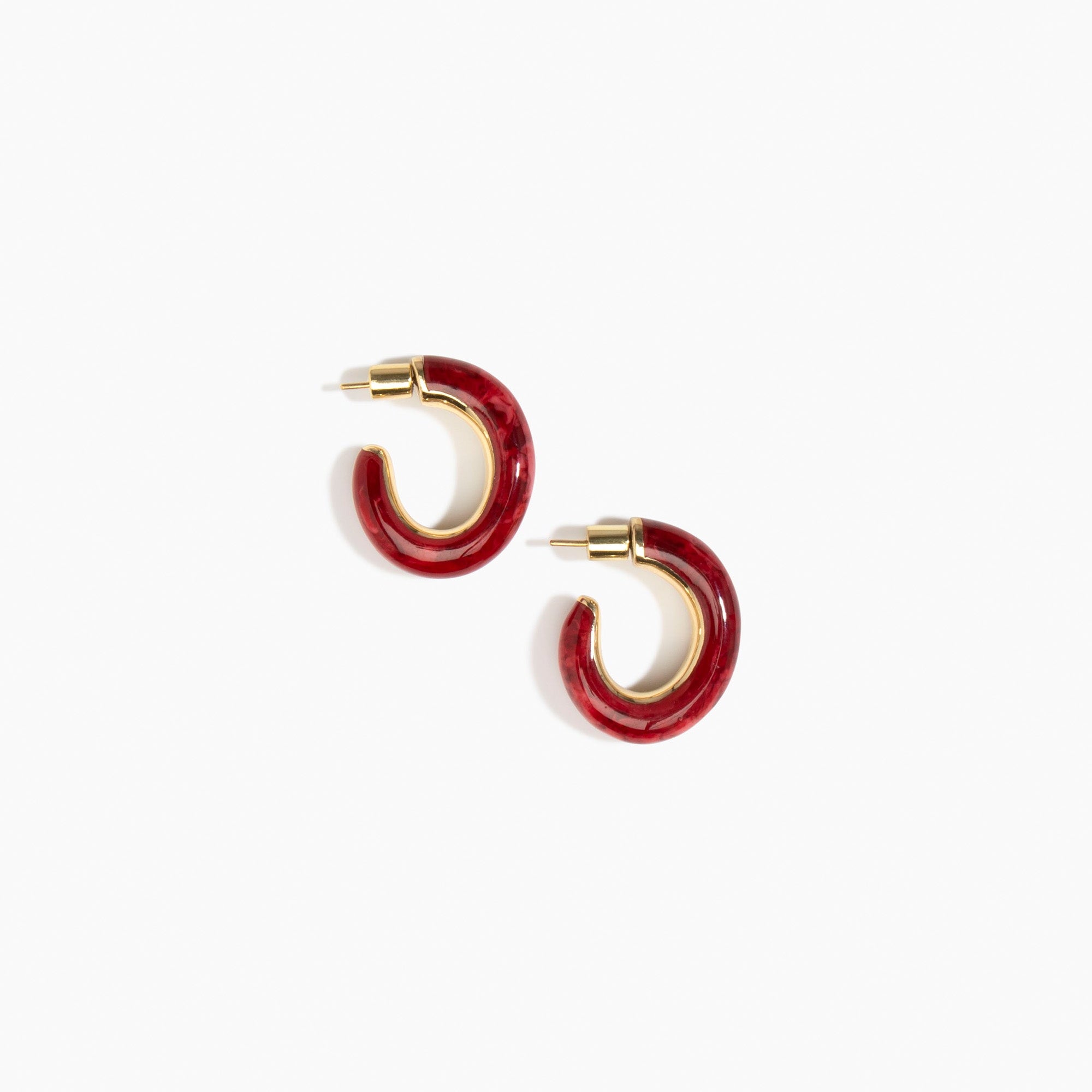 Dinosaur Designs Medium Pebble Duo Hoop Earrings in Cranberry — marbled red resin hoop earrings with polished brass inner face and stud fastening.